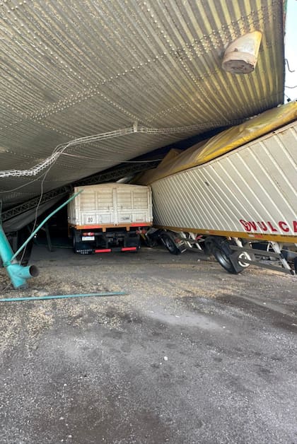 Camiones afectados por la caída de la estructura