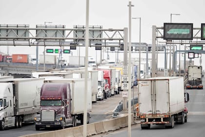 Camiones cruzan el puente Bluewater Sarnia, Ontario, Canadá, el 10 de febrero de 2022.