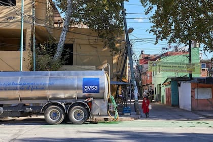Camiones cisternas de AYSA brindan apoyo de emergencia cuando el servicio es deficiente por baja presión u otro problema