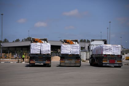 Camiones con ayuda humanitaria para la Franja de Gaza se ven en el cruce de Kerem Shalom en el sur de Israel, el lunes 19 de mayo de 2025, al día siguiente de que Israel dijera que permitiría la entrada de ayuda en el territorio. (AP Foto/Ohad Zwigenberg)