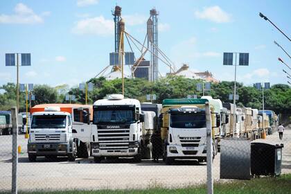 Camiones con cereal esperan turno para descargar en la planta de Cargil en San Lorenzo
