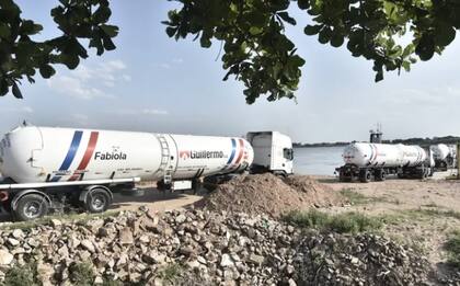 Camiones con gas propano de la empresa Capagas cruzaron esta tarde el paso de Puerto Pilcomayo (Formosa) con Itá Enramada (Paraguay). Foto ABC Color.