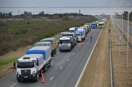 Camiones con granos varados en la autopista Rosario-Santa Fe a la altura de San Lorenzo