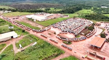 Camiones con soja se amontonan en un terminal portuaria fluvial en Brasil