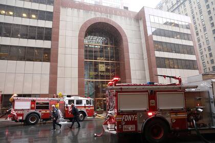 Camiones de bomberos frente a 787 Séptima Avenida, el edificio de Manhattan contra el que se estrelló el helicóptero