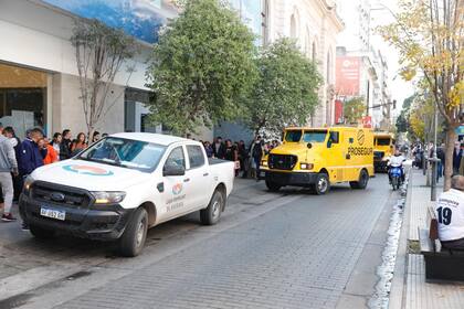 Camiones de caudales en las puertas de los bancos de Tucumán, donde se cargan los cajeros automáticos antes de las elecciones