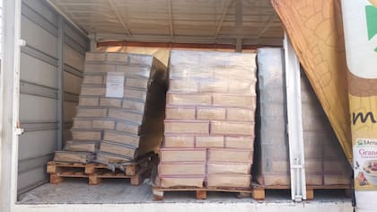 Camiones de Tres Arroyos cargados de productos de HLB Pharma (no corresponden al presunto día en que lo movieron)