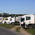 Los transportistas de granos que están en las rutas ahora amenazan con un paro nacional