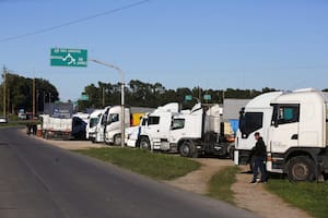 Los transportistas de granos que están en las rutas ahora amenazan con un paro nacional