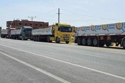 Camiones egipcios que transportan ayuda humanitaria con destino a la Franja de Gaza esperan cerca del cruce fronterizo de Rafah en el lado egipcio el 26 de mayo de 2024