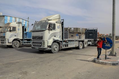 Camiones esperando para cargar suministros de ayuda cerca del lado de Gaza del cruce de Kerem Shalom, entre Israel y la Franja de Gaza, el 26 de mayo de 2024