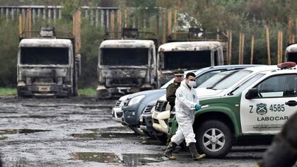 Camiones incinerados en la comuna San Jose de La Mariquina, al sur de Santiago de Chile, el 28 de agosto