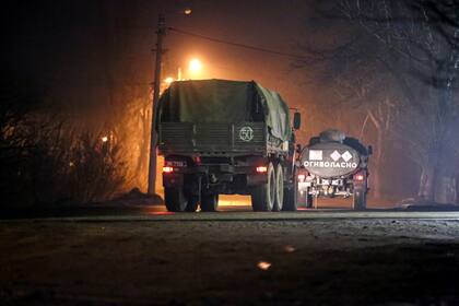 Camiones militares en Donetsk, en el este de Ucrania, el 22 de febrero del 2022.   (Foto AP)