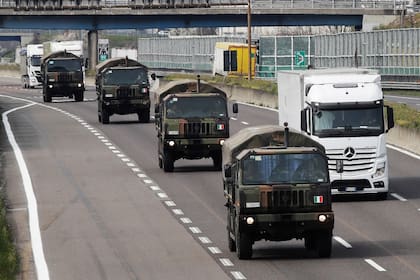 Camiones militares transportan féretros hacia el hospital de Bérgamo, Italia, donde se dio el segundo brote más importante al comienzo de la pandemia 