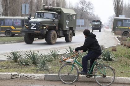 Camiones militares rusos circulan en Armyansk, en el norte de Crimea, Rusia