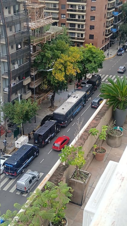 Camiones policiales en las inmediaciones de la casa de Adorni