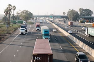 Golpe a las licencias de conducir comerciales: el ICE detiene a más de 100 migrantes que manejaban camiones