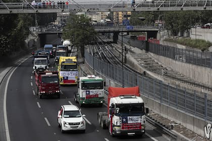 Camiones, vehículos privados y taxis participan en una protesta contra los peajes en las autopistas en Santiago, Chile, el viernes 25 de octubre de 2019