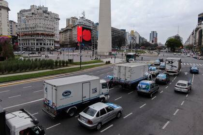 Camiones y autos en la zona del Obelisco durante la caravana por el Día de la Lealtad