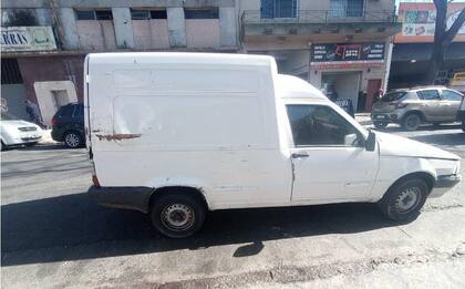 Camioneta blanca utilizada para el traslado de la mercadería, estacionada en la vía pública