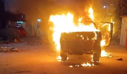 Camioneta Ford Ranger robada e incendiada en Fuerte Apache, donde se concentra la búsqueda de los delincuentes.