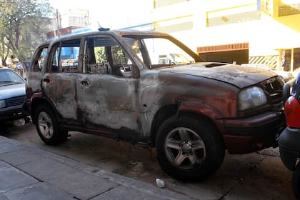 Camioneta Grand Vitara que fue hallada incendiada en la calle Galicia al 2700 del barrio de Flores, el 13 de agosto de 2008