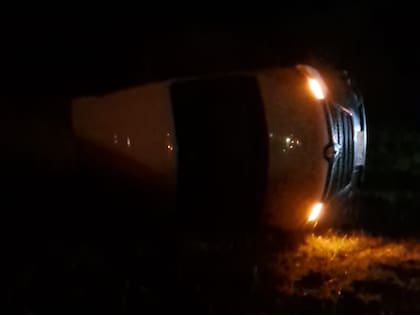 Camioneta luego de volcar en ruta 9 por las ráfagas de viento