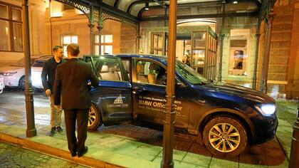Camionetas BMW están a cargo de buscar a los invitados para llevarlos a las actividades