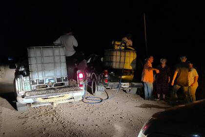 Camionetas con tanques de 1000 litros, una de las herramientas para combatir el fuego