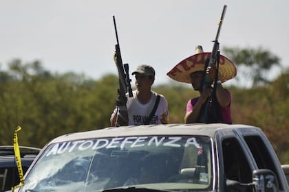 Camionetas de Autodefensas, patrullan armadas los barrios cercados por narcos