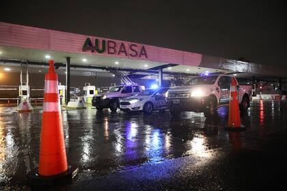 Camionetas estacionadas, con gendarmes dentro, en la autopista Buenos Aires-La Plata; a los nueve puestos de control en los que intervienen las fuerzas federales se sumaron dos, en Dock Sud, según información oficial. CREDITO FOTO: GERARDO VIERCOVICH