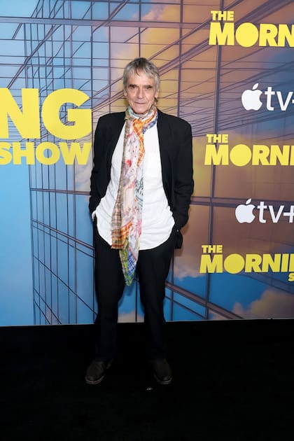 Camisa afuera y un maxipañuelo enroscado en el cuello fueron los elegidos de Jeremy Irons para lograr un look más descontracturado