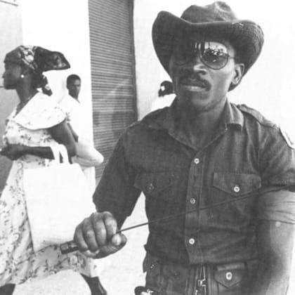 Camisa azul, anteojos negros, gorro de cowboy y siempre un machete en la mano, la estampa típica de un tonton macoute