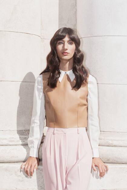 Camisa blanca, top de cuero y pantalón sastrero (Las Pepas)