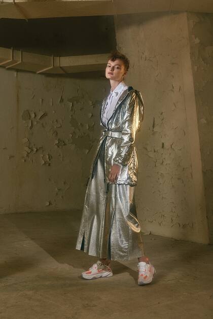 Camisa con apliques y pantalón calado (Jazmín Chebar), campera metalizada (Prüne), sneakers (Nike)