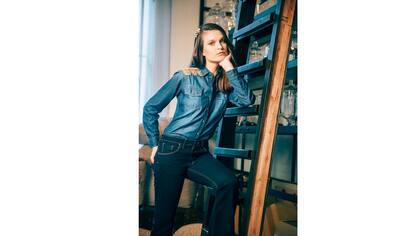 Camisa con charretera (Kevingston), pantalón pata
de elefante ($ 1575, Paula Cahen D’Anvers), corona con flores de acero ($ 450, Pracchia)