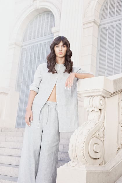 Camisa con cuello mao y pantalón de lino a rayas (Etiqueta Negra), gafas de sol (Mishka)