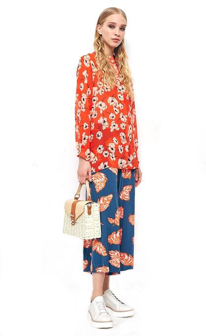 Camisa con mangas largas (Giesso, antes $2486, ahora $1882), pantalón ancho (Uma, antes $3100 ahora $1900), zapatillas abotinadas (Prüne, antes $4590 ahora $3590), cartera de rafia (Blaquè, antes $1980 ahora $1790)