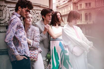 Camisa con print de búlgaros (Giesso), pantalón denim (Levi’s), chaqueta corta (Vitamina), pantalón con volados (Mishka), mini cartera (Peter Kent). Saco de lino, pantalón y remera (Giesso). Vestido largo plisado (Jazmín Chebar). Camisa cruzada, maxi pantalón y bandolera (Prüne)