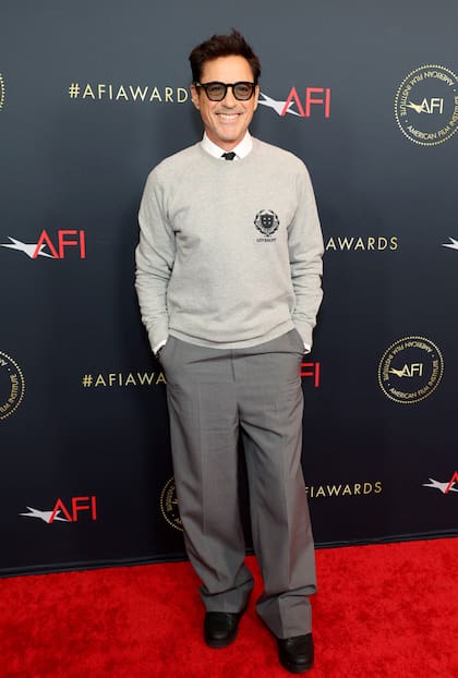 Camisa, corbata, swetter con escudo y pantalones anchos; el look "universitario" de Robert Downey Jr. 