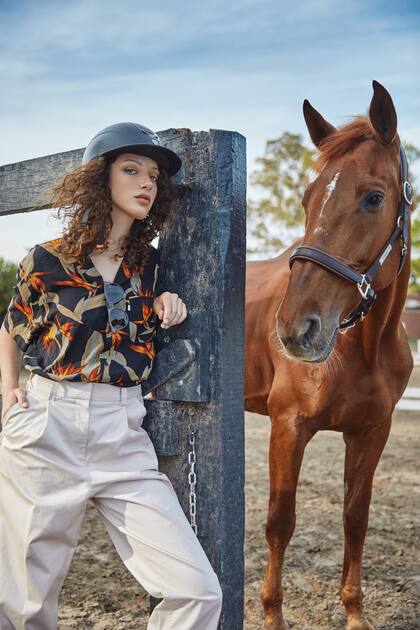 Camisa de fibrana con strelitzia reginae estampadas (Levi´s), pantacourt baggy de gabardina (Prüne), anteojos de sol (B+D)