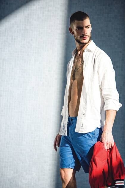 Camisa de lino (Giesso), bermudas (Levi’s), campera reversible (Perramus)