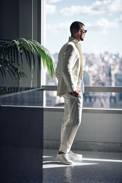 Camisa estampada (Azzaro), saco y pantalón de lino (Giesso), zapatillas de cuero (Hush Puppies)