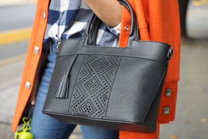 Camisa, pantalón y tapado: Desiderata Cartera: Squash