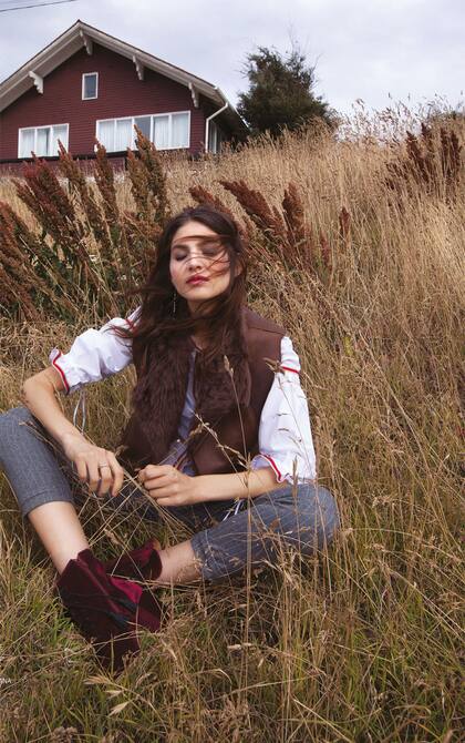 Camisa (Rapsodia, $2700), chaleco de cuero (Redondo Frydman, $15.300), pantalón (Zhoue, $1340), botas de pana (Vitamina, $6900)