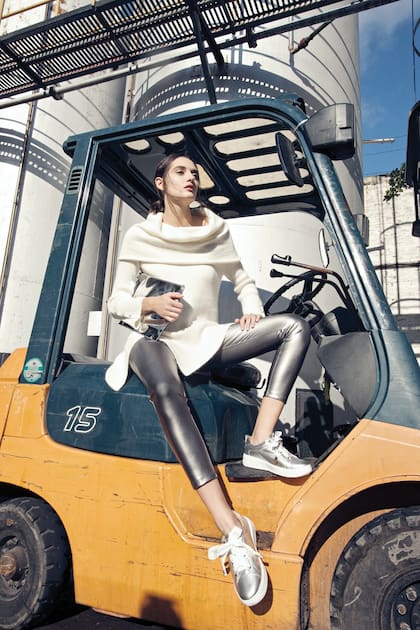 Camisa rayada (Koxis), chaleco largo (Clara Ibarguren), tapado (Las Pepas), pantalón de cuero metalizado (Complot), abotinados con tachas y cartera (Blaquè)