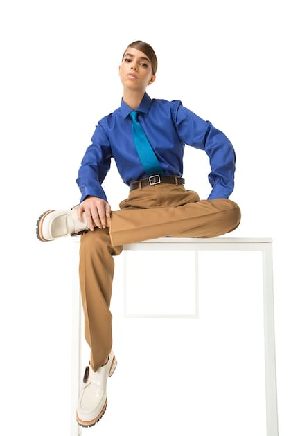 Camisa satinada y pantalón sastrero (Raimondi), zapatos de charol con hebilla (Blaquè), corbata de seda (Giesso)