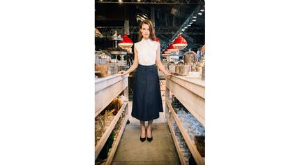 Camisa sin mangas y falda denim (todo, Pablo Ramírez), stilettos de cuero ($ 1890, Prüne)