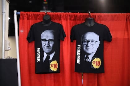 Camisas con los rostros de Friedrich Hayek y Milton Friedman fueron puestas a la venta en un encuentro de la Conferencia Política de Acción Conservadora de EE.UU. en 2018