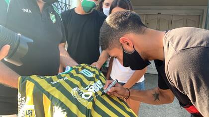 Camiseta conmemorativa de regalo, autógrafo de un jugador profesional y presencia del propio futbolista: un gran regalo para cada socio de Banfield ganador de un sorteo.